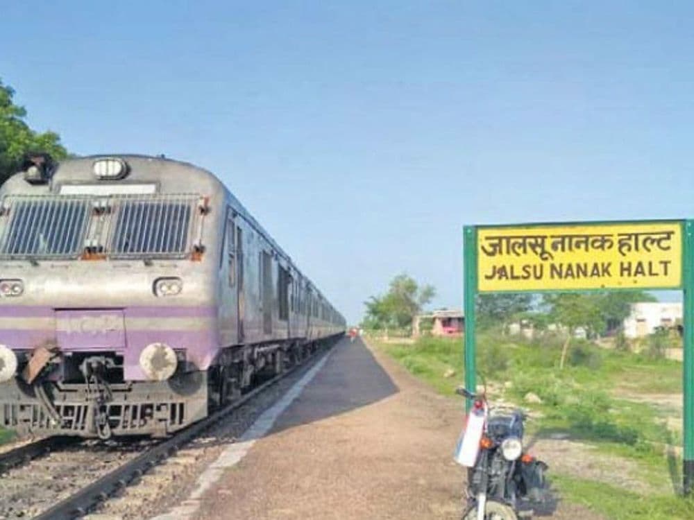 भारतातले नागिराकांकडून चालवले जाणारे एकमेव रेल्वे स्टेशन आता पुन्हा भारतीय रेल्वेकडे जाईल की बंद पडेल? पण का?