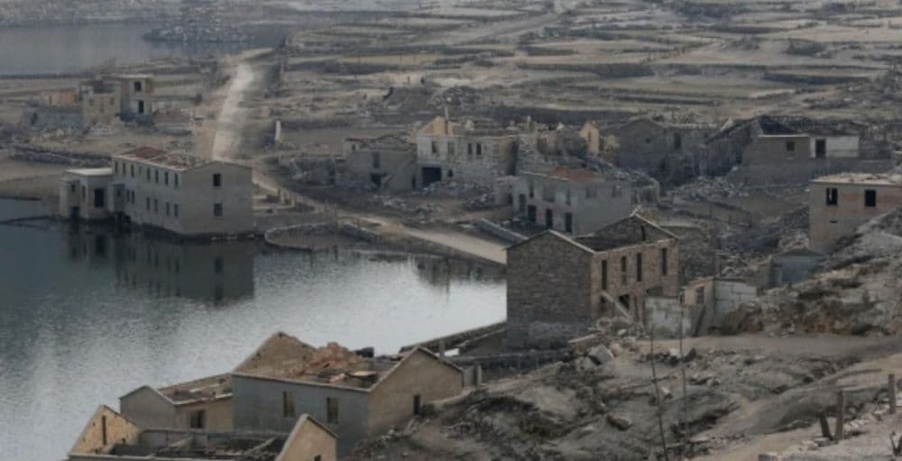 स्पेनमधले दुष्काळामुळे ३० वर्षांपूर्वी पाण्याखाली गेलेले भुताचे गाव पुन्हा वरती आले!!