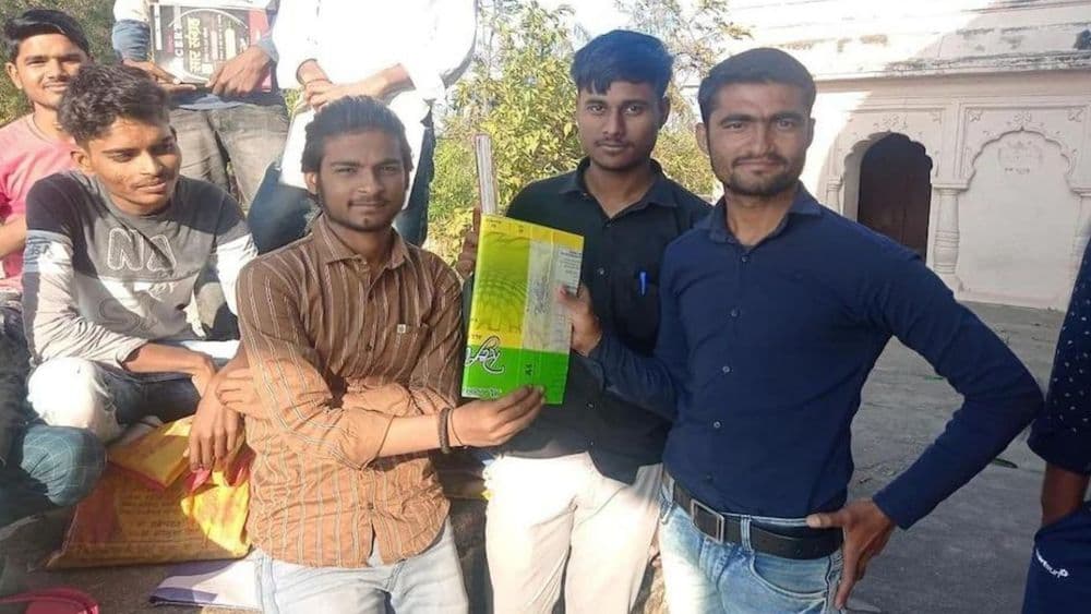 शिक्षकांशिवाय असलेली आणि पूर्णपणे विद्यार्थ्यांनी चालवलेली उत्तरप्रदेशातली शाळा!! हे काम कसं चालतं हे तरी पाहा!!