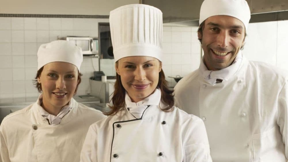 स्वयंपाकात केस पडू नये इतकंच काही शेफच्या टोपीमागचं एकमेव कारण नाही!! वाचा मग काय कहाणी आहे!!