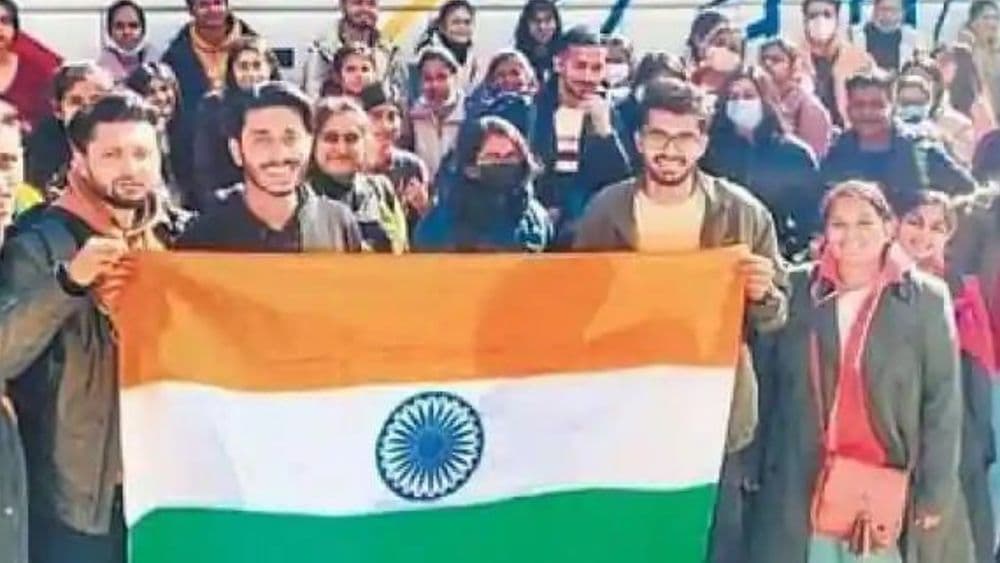 भारतीय विद्यार्थी रशिया-युक्रेनला शिकायला का जातात हे आधी समजून घ्या!!