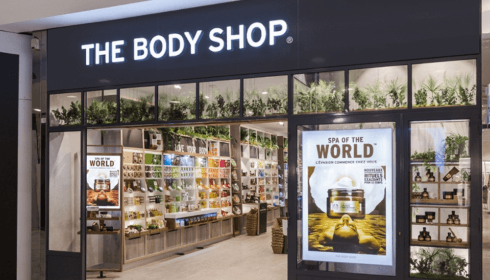 दोन्ही बाजूला मर्तिकाची दुकानं आणि मध्ये सौंदर्यप्रसाधनांचं दुकान! बाजूचे लोक ते चालू देईनात म्हणून या बाईने केला भन्नाट प्रयोग!!