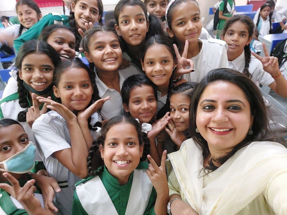 या बाई फक्त शाळेत डान्स करून सोशममिडियावर प्रसिद्ध होत नाहीत, त्यांचे शिक्षणविषयक पुरस्कारही पाहा..