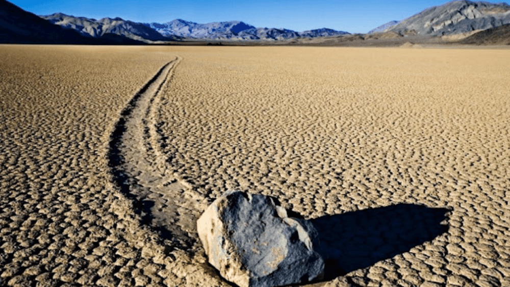 अमेरिकेतल्या डेथ व्हॅलीतल्या स्थलांतरीत होणाऱ्या दगडांमागचं रहस्य!! मोठाले दगडही चक्क १ किमी अंतरावर सापडतात!!