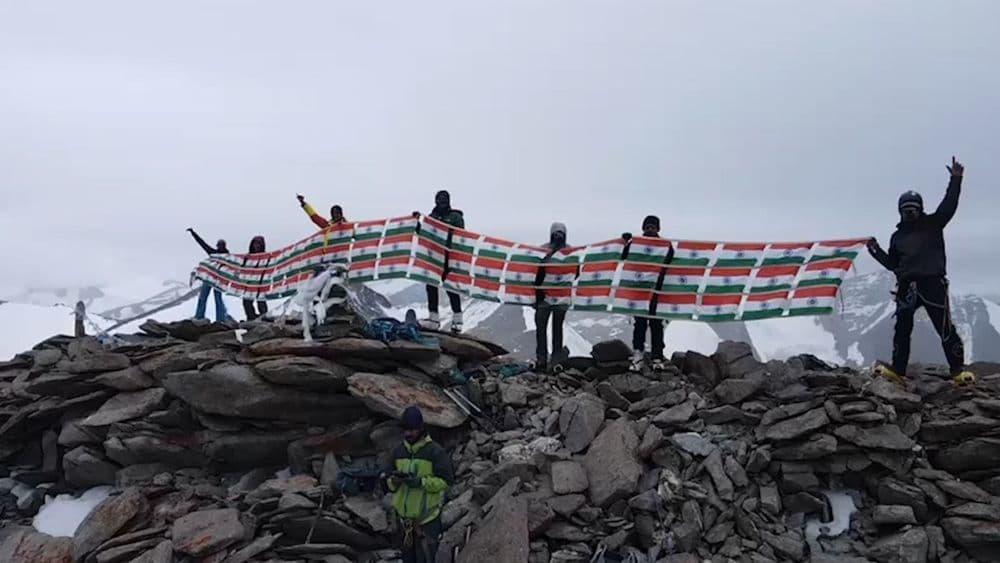 ६०७० मीटर उंच गिरीशिखरावर भारताचा स्वतंत्रता दिवस साजरा केला !!