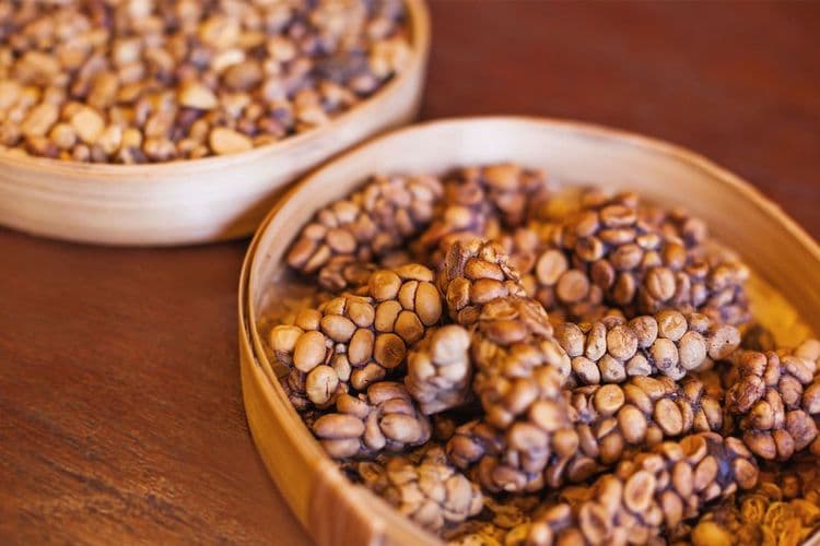 ३. जगातील सर्वात महागडी कॉफी इंडोनेशियातल्या एक प्रकारच्या वन्य जातीतल्या मांजरीच्या ‘शी’ पासून बनवली जाते. या कॉफीसाठी प्रत्येकी ५०० ग्रॅमसाठी १०० ते ६०० डॉलर (६८०० ते ४०८०० भारतीय रुपये) किंमत मोजावी लागते.