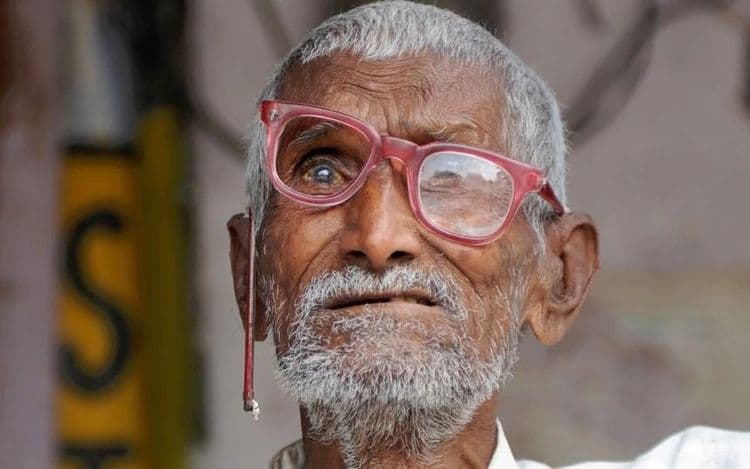 मुलाकडे बापाचे अंत्यसंस्कार करण्यास वेळच नाही !!