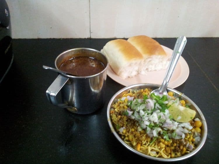 ४. श्रीकला स्नॅक्स उर्फ आबा मिसळवाले