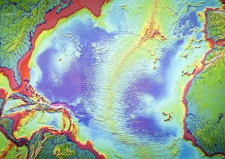 ९. सर्वात लांब पर्वतरांग कुठे आहे ?