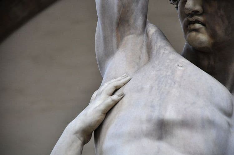 २. बगलेतले केस कापणारा