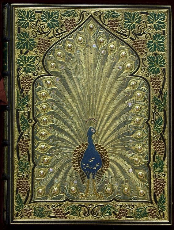 ३. दागिन्यांनी मढवलेले ओमार खय्यामच्या रुबायत असलेलं मौल्यवान पुस्तक