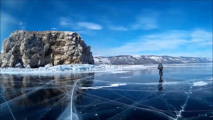 २. जानेवारी ते मे ह्या दरम्यान बैकाल सरोवर गोठलेल्या स्थितीत असतं. बैकालवर ५ ते ६ फुट जाड बर्फाचा थर साचतो, ज्यामुळे आपण संपूर्ण सरोवर चक्क चालून पार करू शकतो.