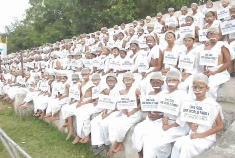 ३. सर्वात जास्त महात्मा गांधींच्या वेशातील मुले