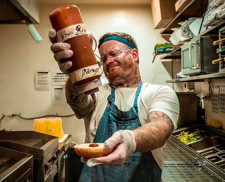 ४. ग्राहकांची ही गत, तर त्या लोकांचं काय जे बर्गर बनवतात ? राव, हा बर्गर बनवताना रेस्टॉरंटच्या शेफ्सना खास कपडे घालावे लागतात. हे एक प्रकारे सुरक्षाकवच म्हणून काम करतं.