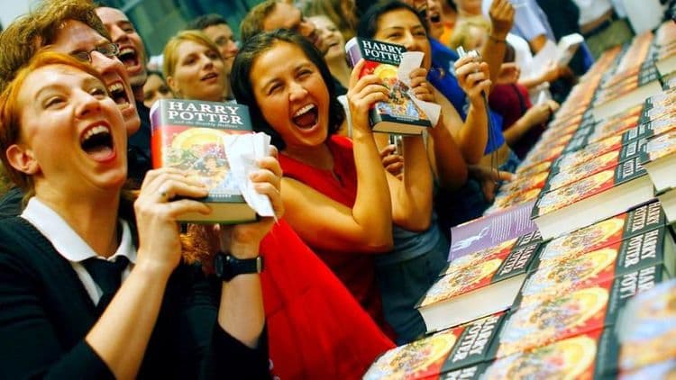 ९. आजवर हॅरी पॉटर सिरीजच्या किती कॉपीज विकल्या गेल्या आहेत ?
