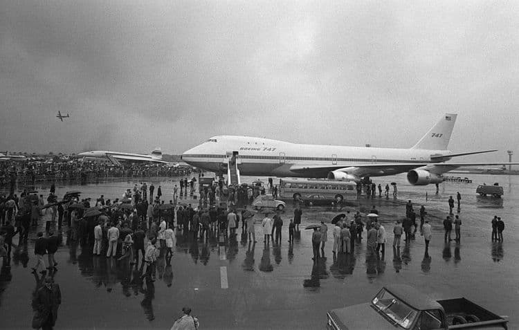 ११. मागच्या ५० वर्षांच्या काळात जंबो जेट मधून जवळजवळ ३५० कोटी लोकांनी प्रवास केला आहे. ही संख्या आजच्या जागतिक लोकसंख्येच्या अर्धी आहे राव.