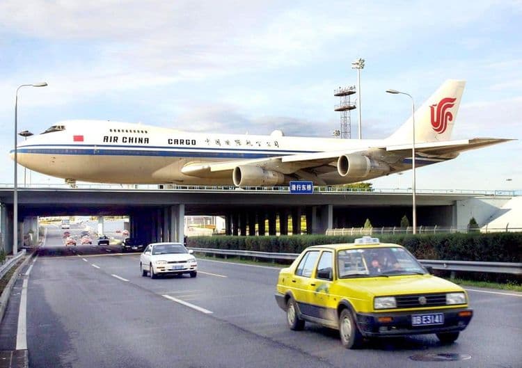 ६. जंबो जेटला विकत घेण्यासाठी त्याकाळात एअरलाईन्सनी रांगा लावल्या होत्या. याला कारण फक्त आकार नव्हता तर जंबो जेटवर एकवेळच्या इंधनात जवळजवळ ८.५६० किलोमीटर पर्यंतचा प्रवास करता यायचा.