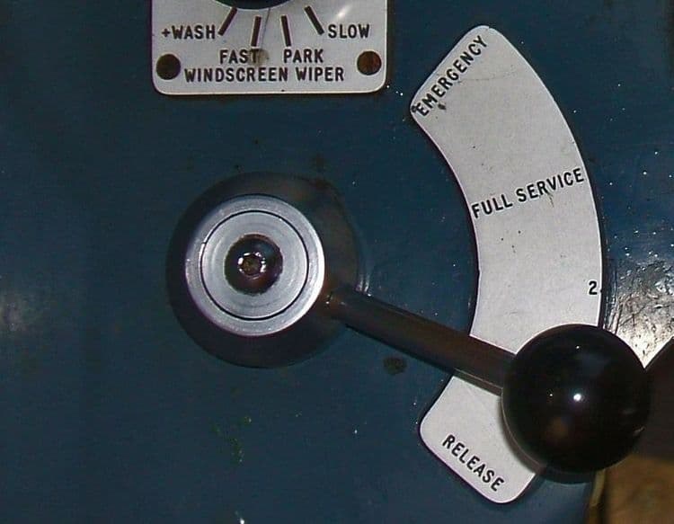 ब्रेक लावण्याची पद्धत कशी असते ?