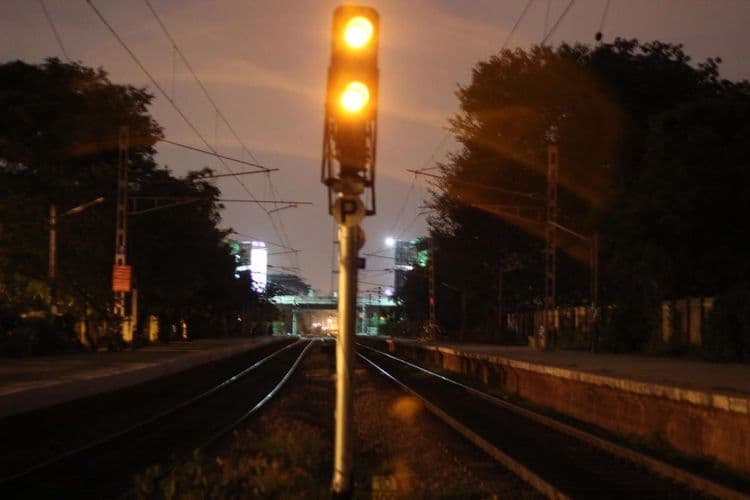 ट्रेन ड्रायव्हर ब्रेक कधी लावतो ?