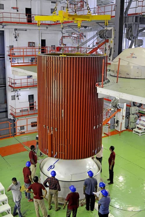 PSLV C-34 च्या दुसर्या टप्प्याची बांधणी होत असताना