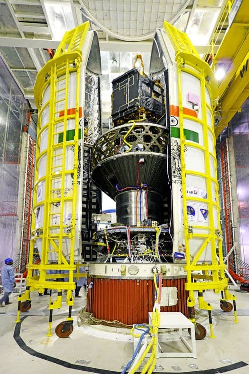 PSLV C-34 मध्ये २० अवकाशयाने जोडली जात असताना..