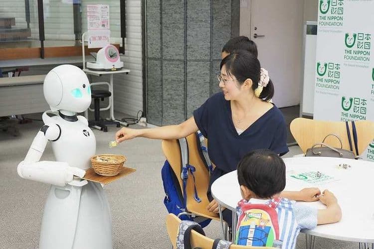 जपानमध्ये लवकरच रोबॉट्स जेवण वाढतील...आणि पाहा यांना कामाला कोण लावणार आहे ते...