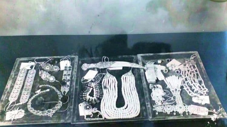 हे सगळे दागिने आजवर होते तरी कुठे ?