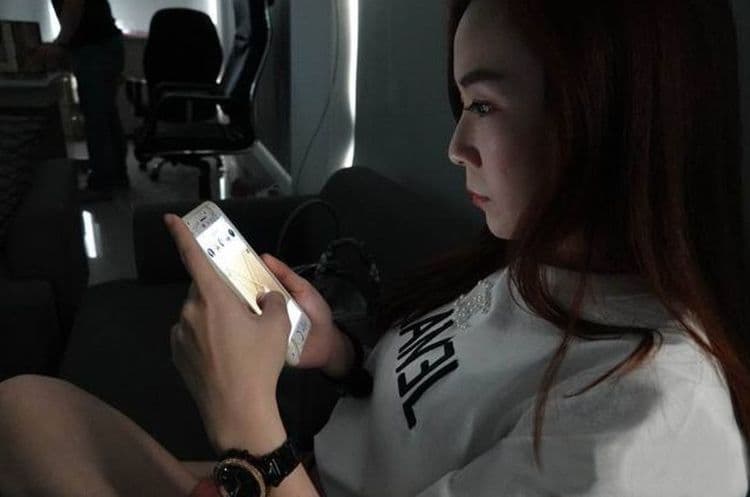 या मुलीने २ वर्ष फुल ब्राईटनेसवर मोबाईल वापरला....डोळ्याचं काय झालं पाहा !!