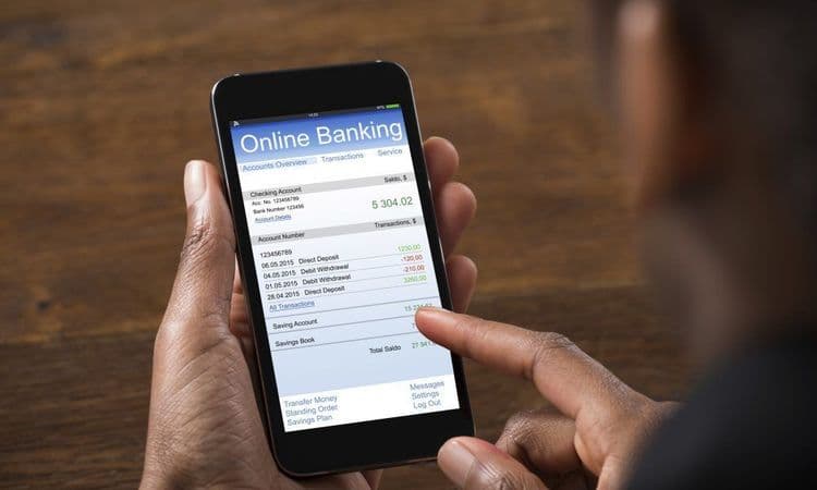 ६. यानंतर तुमच्या अॅपवरून परमिशन मागितली जाते. तुम्ही जेव्हा Allow वर क्लिक करता तेव्हा तुमचा मोबाईल चोरट्यांच्या ताब्यात गेलेला असतो.