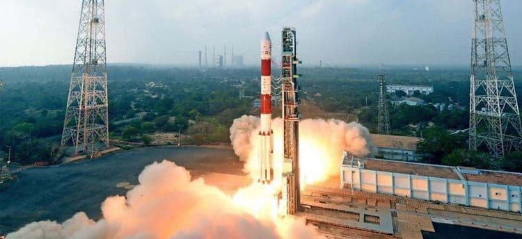 इस्रो आता शत्रूंच्या रडारवरसुद्धा नजर ठेवू शकेल... पाहा बरं यावेळी किती उपग्रह अवकाशात सोडण्यात आलेत !!!