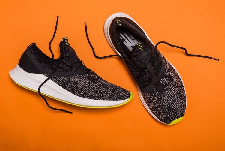 ५. एथलेटिक शूज