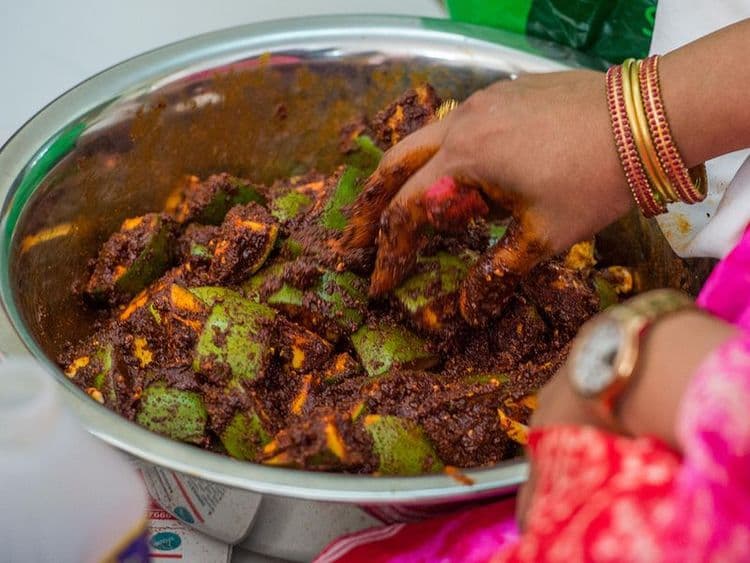 ४. पाळी आलेल्या बाईने वर्षभराच्या केलेल्या लोणची-चटण्या यांना हात लावायचा नाही