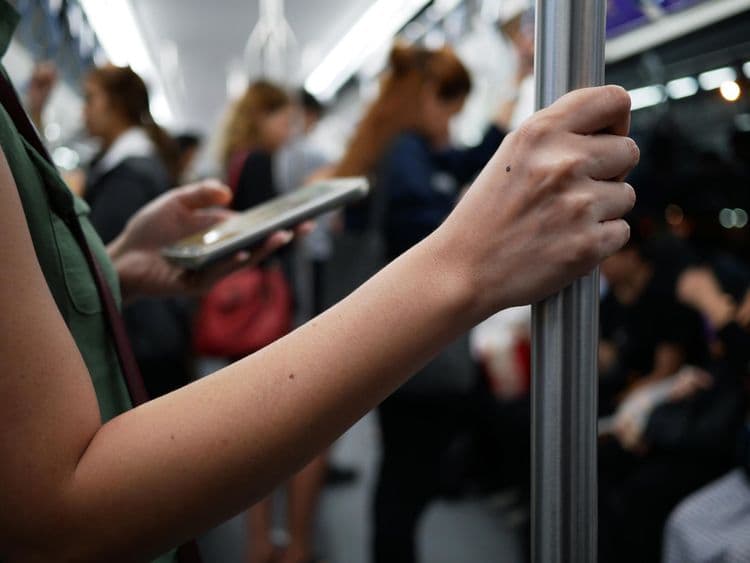 ७. पाळी आलेल्या बाईला कोणी शिवायचं नाही.