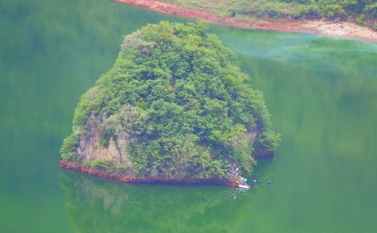 तर, या तलावाच्या मधोमध आहे एक बेट. या बेटाचं नाव आहे ‘वूल्कन पॉईंट’. हे अगदी लहानसं बेट आहे.