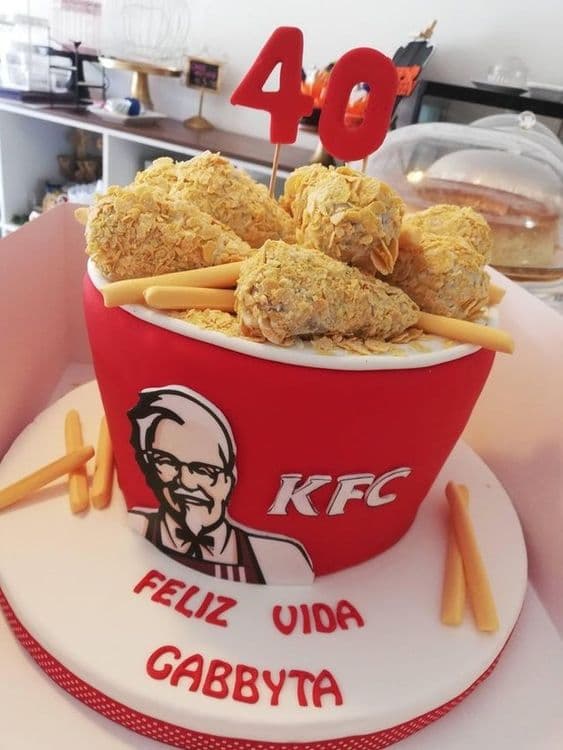 ११. KFC च्या नावाखाली गोड केक कोण खातं ?