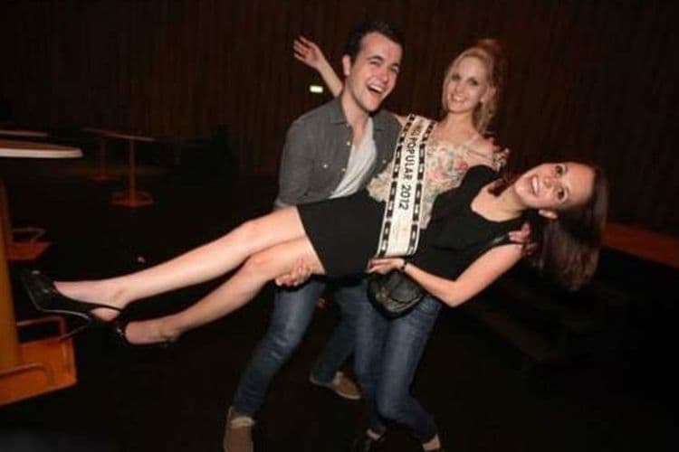 १३. कोणी कोणाला उचलंय?