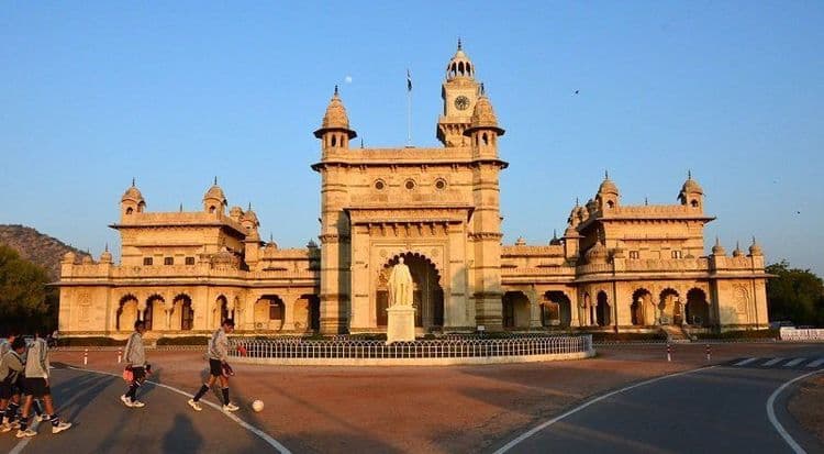 8) मेयो कॉलेज अजमेर