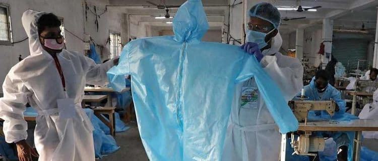 या बेवड्याने रेनकोट समजून पीपीई कीट उचललं....पुढे काय घडलं वाचा !!