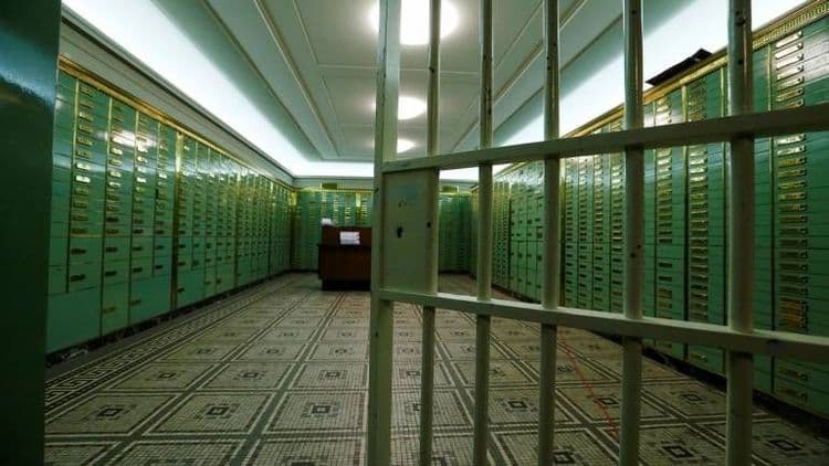 प्रत्येक बँकेत लॉकरचे भाडे एकसारखेच असते का?