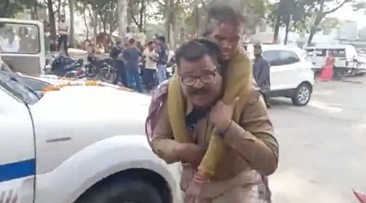 व्हिडीओ ऑफ दि डे: एक हात निकामी असूनही या पोलीस अधिकाऱ्याने रुग्णाला खांद्यावर वाहून नेलं !!
