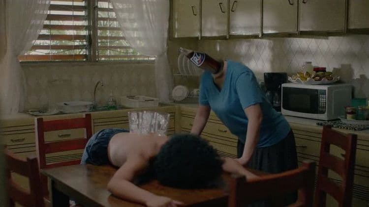 फिलिपाईन्सच्या कोलाची जाहिरात बघून लोकांचा गोंधळ का उडालाय? तुम्ही पाहा !!