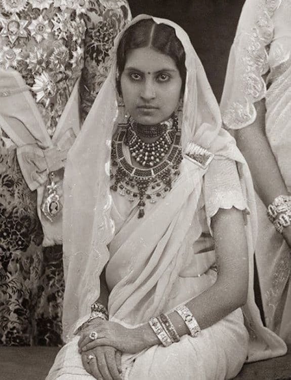 १. पटियालाच्या महाराणी श्री बख्तावर कौर साहिबा यांचा रुबी (माणिक) चोकर