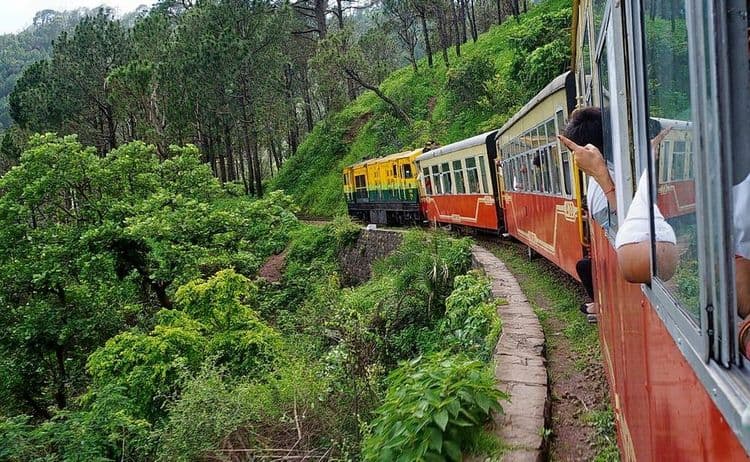 १. कालका – शिमला टॉय ट्रेन (हिमालयची राणी)