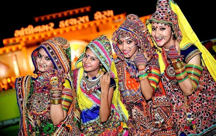 व्हिडिओ- गरबा खेळता खेळता सेल्फी की सेल्फी घेता घेता गरबा?