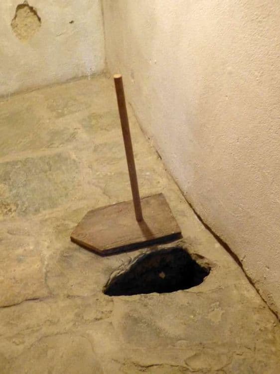 १८ व्या शतकात अशाप्रकारे जमिनीत एक भोक पाडून त्याचा वापर शौचालयासारखा केला जात असे.