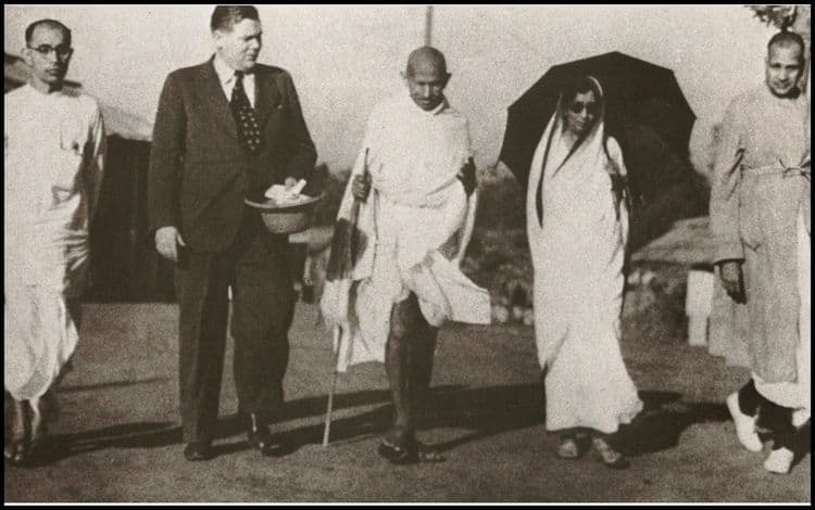 3. गांधीजी दिवसाकाठी सरासरी 18 किलोमीटर चालायचे. म्हणजेच त्यांच्या 40 वर्षांच्या कारकीर्दीत ते 79,000 किलोमीटर चालले. विचार केला तर हे अंतर दोनवेळा जगप्रवास करण्याइतके होईल!!