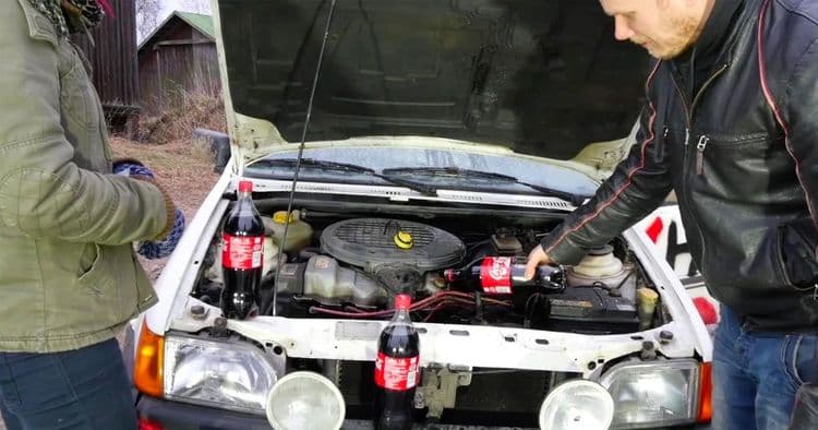 १४. इंजिन साफ करण्यासाठी कोकचा वापर करा.