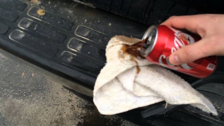 २. गंजाचे डाग काढण्यासाठी कोकमध्ये फडके बुडवून त्याने डागावर चोळा.