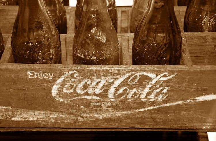 २९. तुमच्या ब्लॅक अँड व्हाईट फोटोजना सेपिया फिनिश देण्यासाठी कोकाकोलामध्ये फोटो थोडा वेळ बुडवून ठेवा.