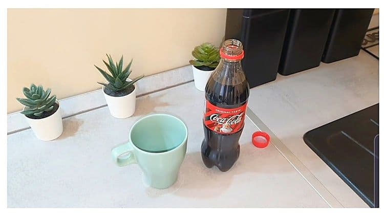 ४. गॅरेजमध्ये जमिनीवरील तेलाचे, इंजिन ऑइलचे आणि वंगणाचे डाग काढणे.